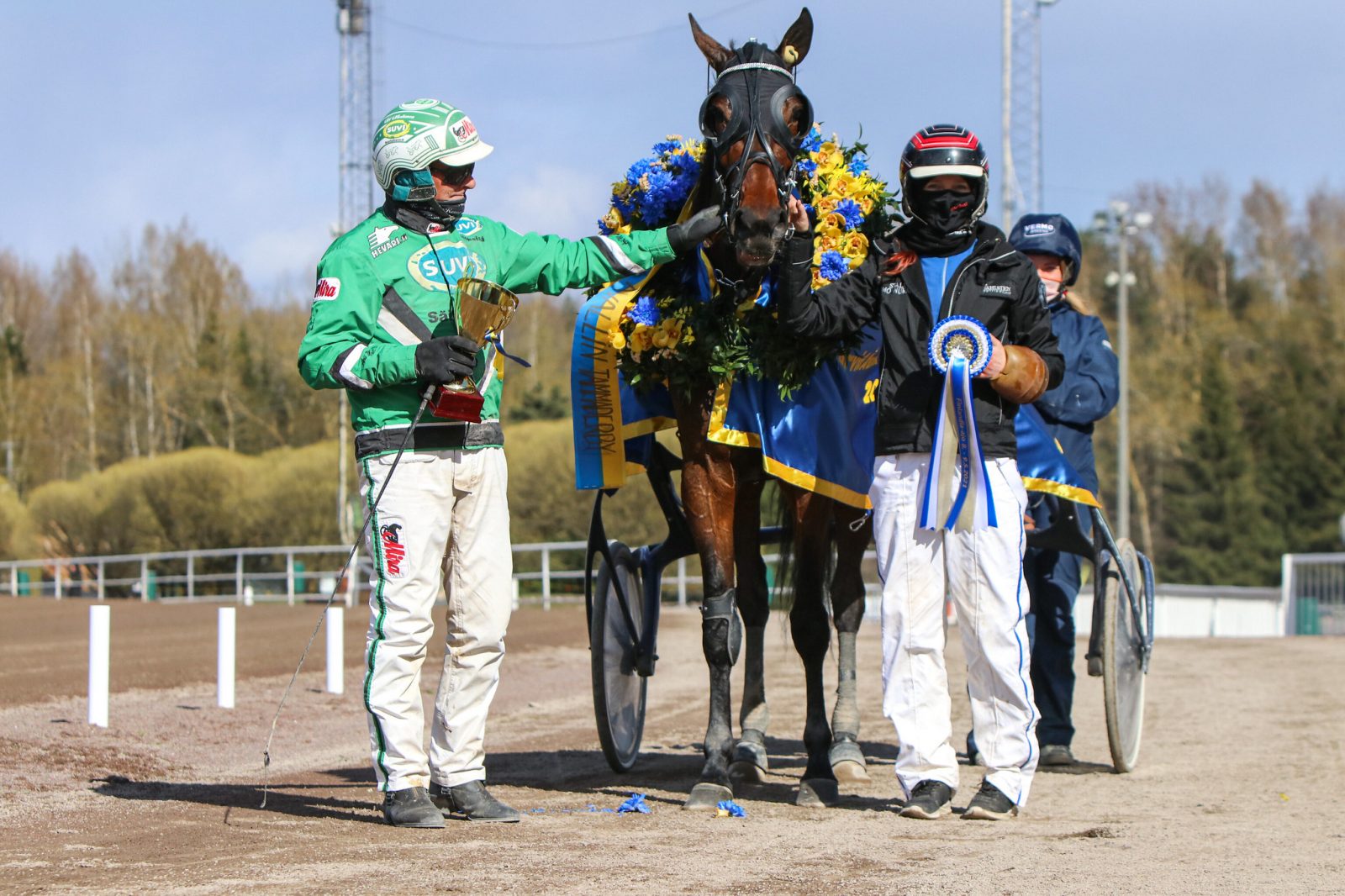 Ari Moilanen ja Isabella Tervonen juhlivat Chicharitan TammaDerby-voittoa.