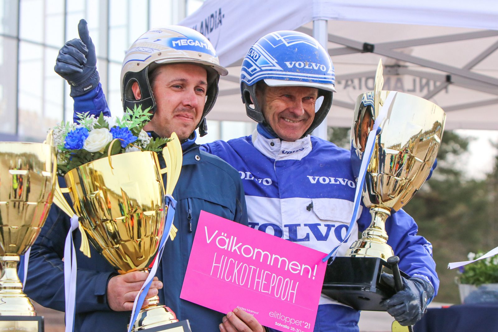 Hickothepoohin omistaja Ernestas Tijunelis ja ohjastaja Vidar Hop pääsivät juhlimaan voittoa ja Elitloppet-kutsua Vermo Areenan podiumilla.