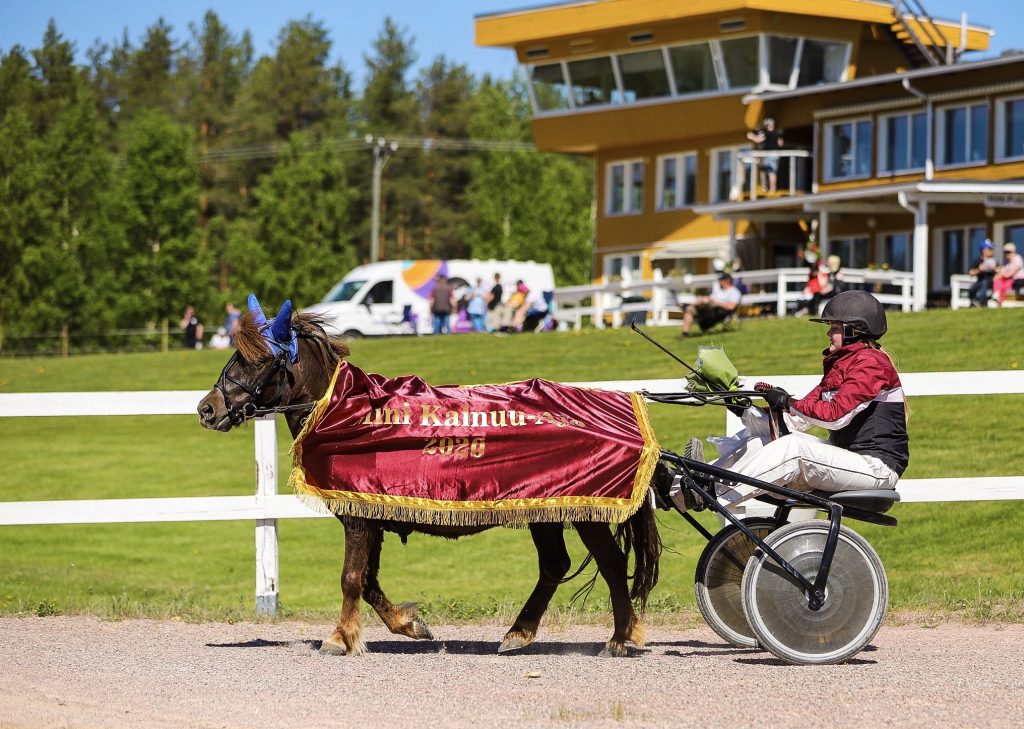 Mini Kainuu-ajo 2020 voittaja Coruscate Chickan ja Kirsikka Kauppinen Kuva Anu Kovalainen