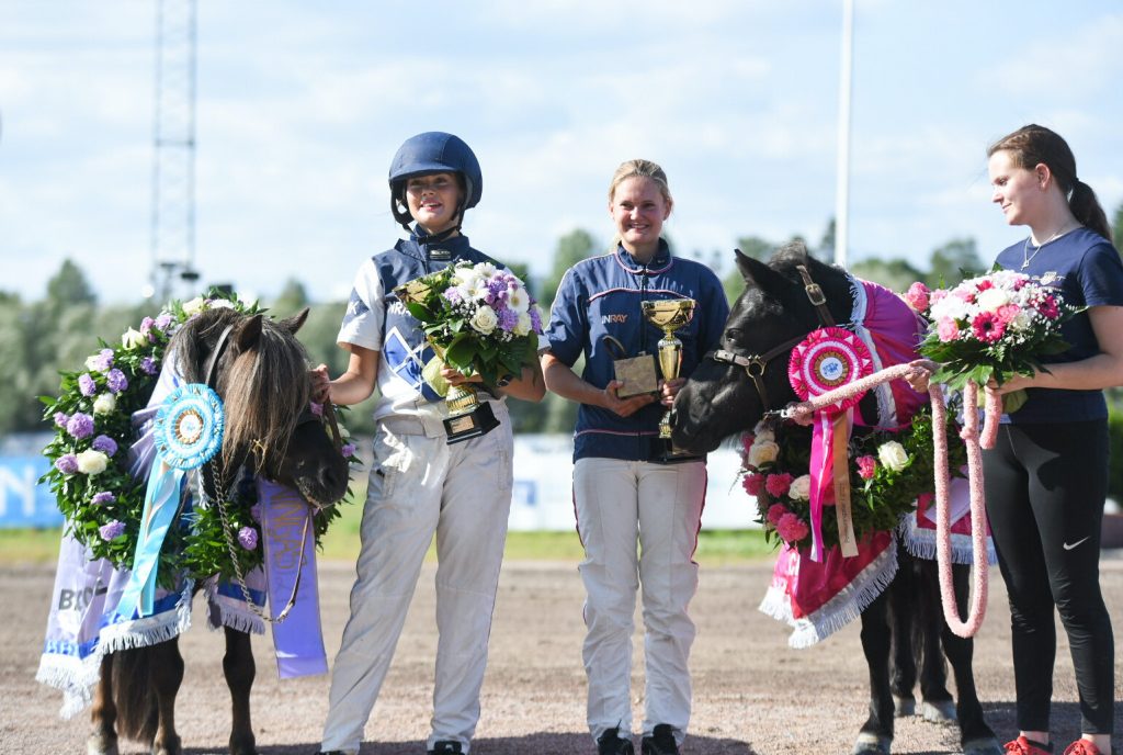 Ponikuninkaalliset 2021. Ponikuningas Thorvald, Maria Kiukas, Julia Kiukas, Ponikuningatar Jumi ja Sofia Kiukas. Kuva: Hippos / Siiri Haapalainen.