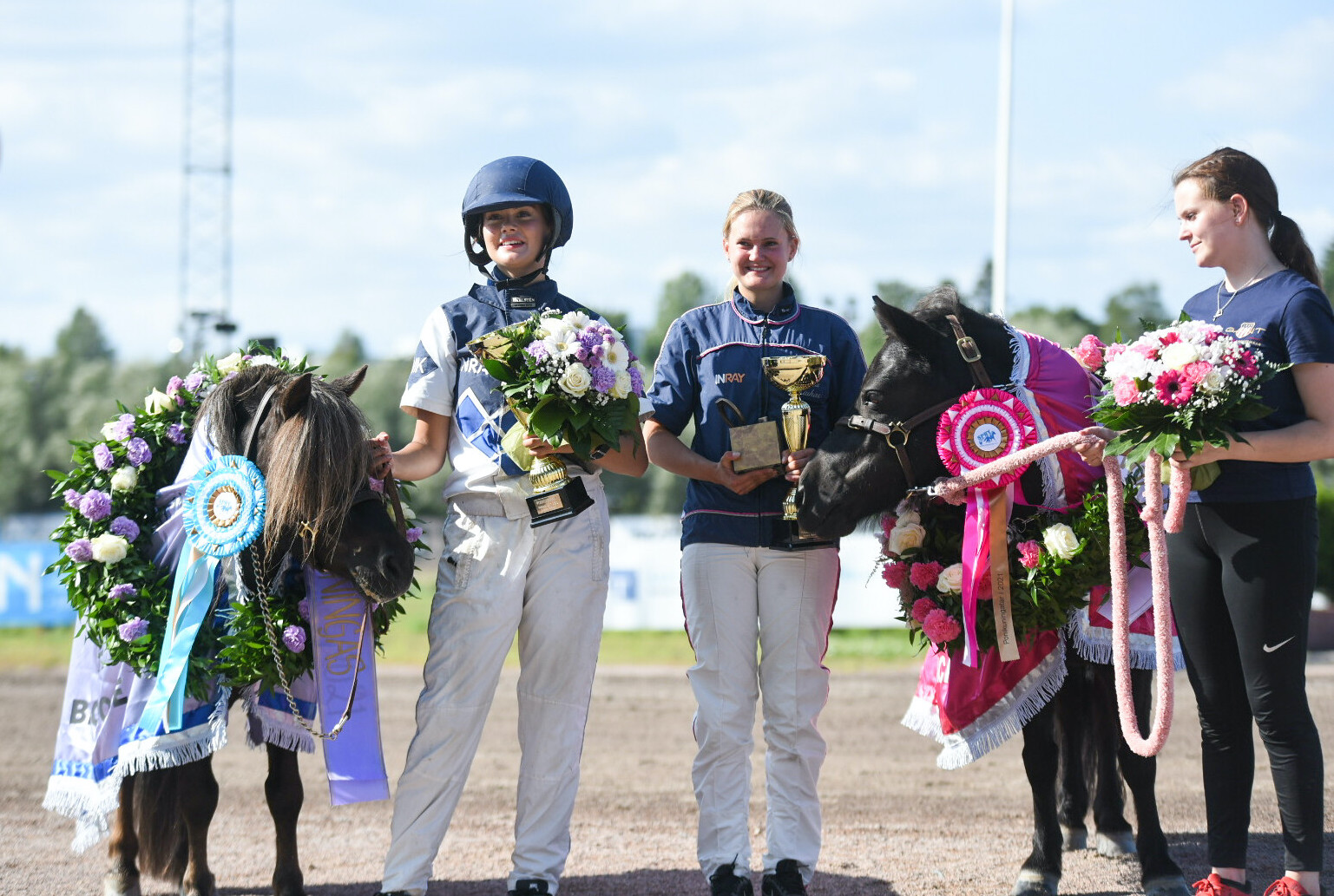 Ponikuninkaalliset 2021. Ponikuningas Thorvald, Maria Kiukas, Julia Kiukas, Ponikuningatar Jumi ja Sofia Kiukas. Kuva: Hippos / Siiri Haapalainen.