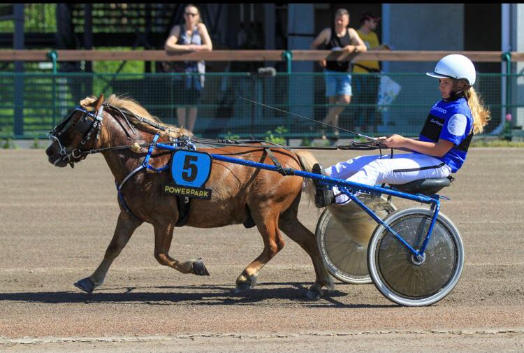 Olkijoen Oiva ja Emma Kangas starttaavat Kaustisen Pikkuviulistiin lähtöradalta 10. Kuva: Roosa Lindholm/Hippos