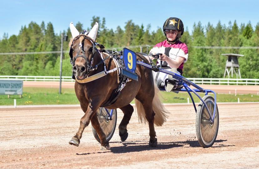 Maari Ji ja Mindi Kuusisto lähtevät puolustamaan kotirataa Oulun Pony Expressissä. Kuva: Hippos / Selma Kärkkäinen.