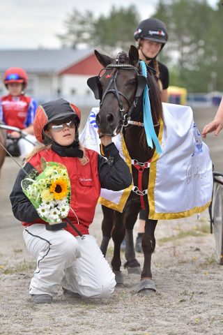 Kaunisrannan Philippa ja Siiri Kanniainen veivät tämän vuoden Pikkuviulisti suurkilpailun. Kuva: Hippos / Mia Mäki-Maunus.