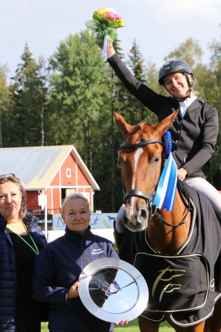 FWB-tamma Katti's Queen of Dance ja Sanna Lavikainen tuulettaa