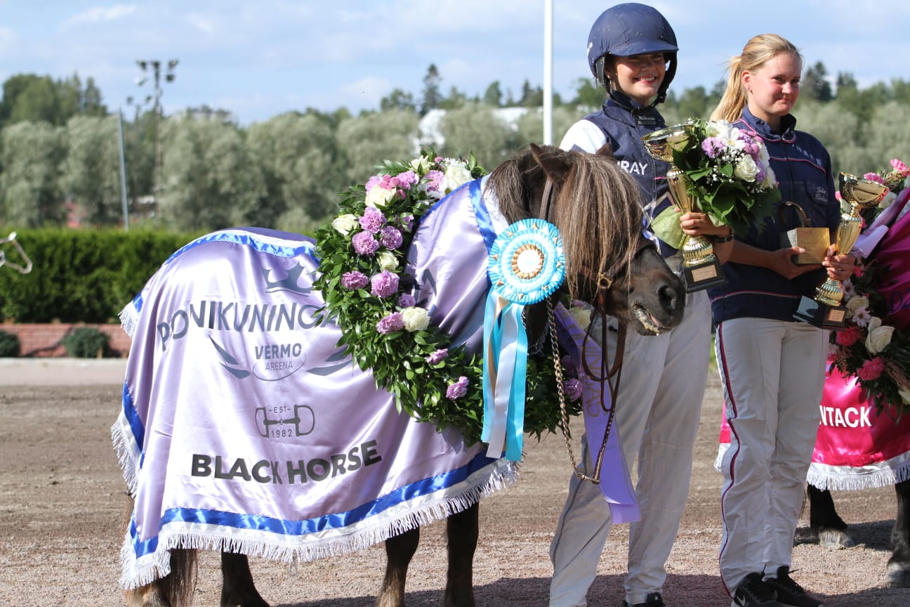 Vuoden eniten suurkilpailuja voittanut A-poni Thorvald. Voitti muun muassa ponikuninkuuden, suomenmestaruuden, Junior Nordic Kingin, Ponien Suur-Hollola-ajon ja Mini Michelin. Omistaja ja valmentaja Maria Kiukas, kasvattaja Heidi Malin. Kuva: Hippos / Roope Kiviranta.