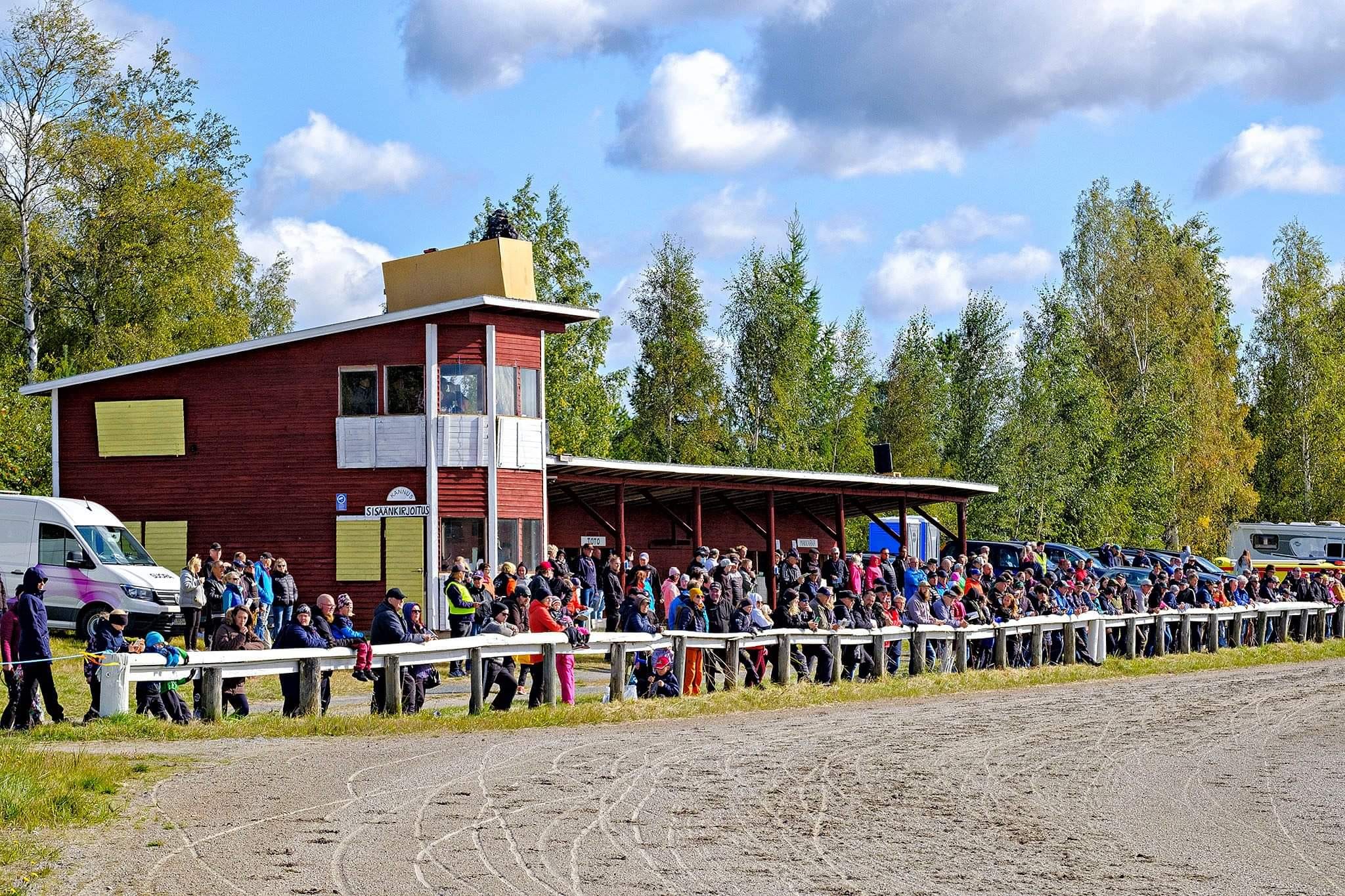 Kannuksen kesäravit - katsomorakennus ja yleisöä.