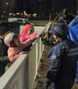 Kati Korpivaara ja Kleppe Spådå tervehtimässä lapsiperhettä.