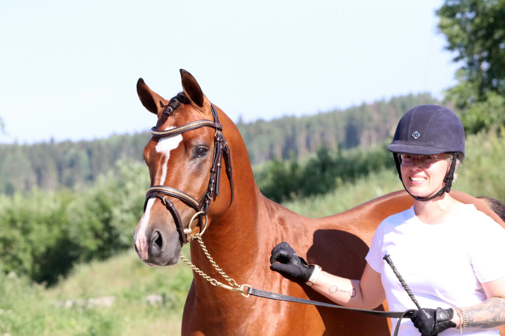 Kuvassa Meldon Finley pitelee Sanna Kojola 