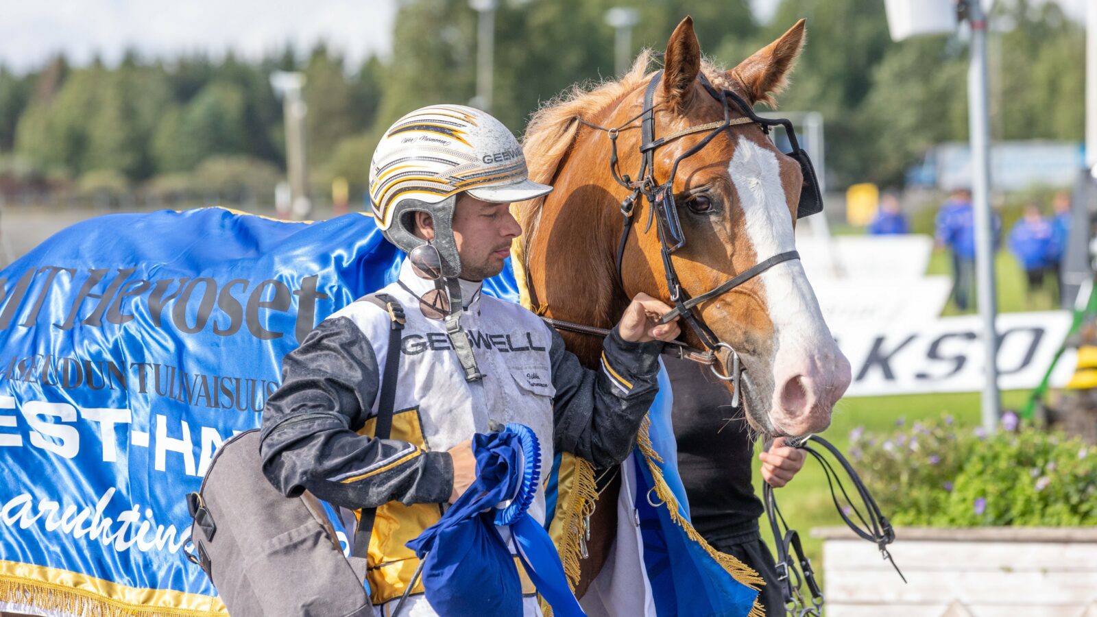 Lähikuvassa Iikka Nurmonen loimitetun Ruunaruhtinas Stallonen kanssa