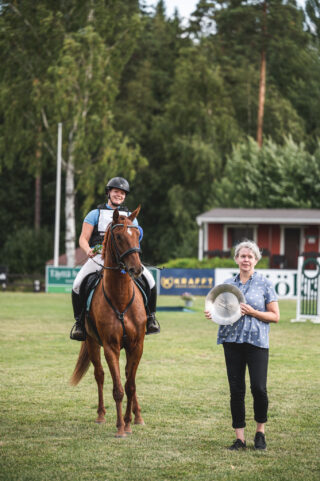 Kuvassa Zagille's Treasurelle ojennetaan parhaan FWB-hevosen lautanen