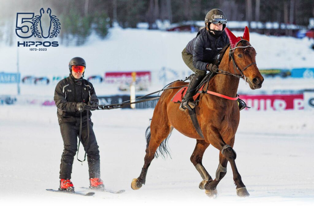 Kuvassa hiihtoratsastetaan