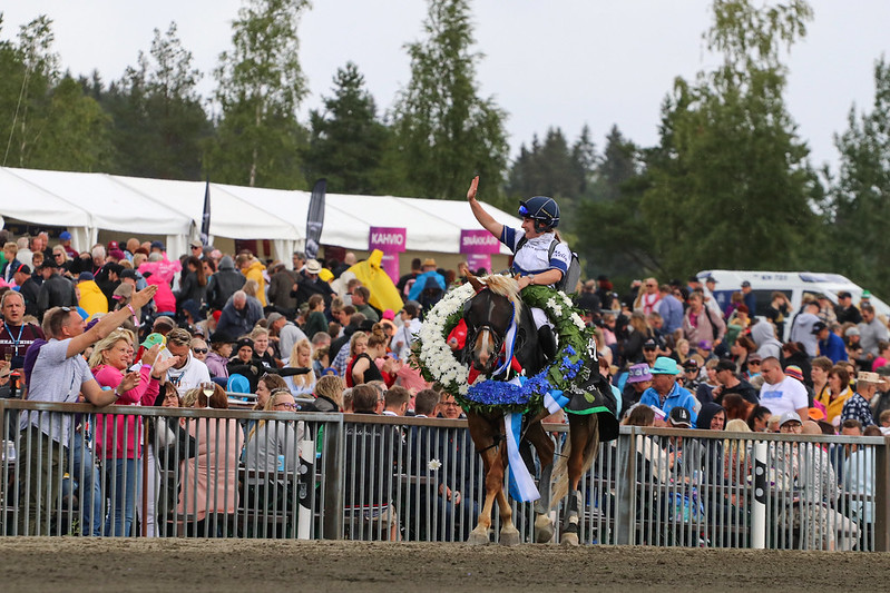 Nelly Korpikoski ja Runoneito-hevonen