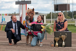 Ronja Grönman ja Pikku Humanteri seremonioidda